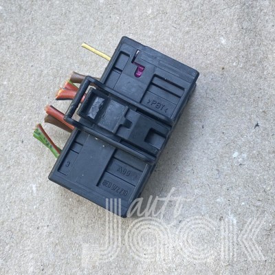 Роз'єм для Volkswagen oe 8E0972710