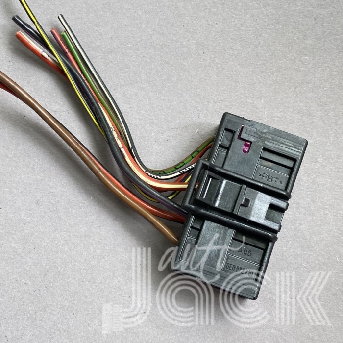 Разъем для Audi oe 8E0972710