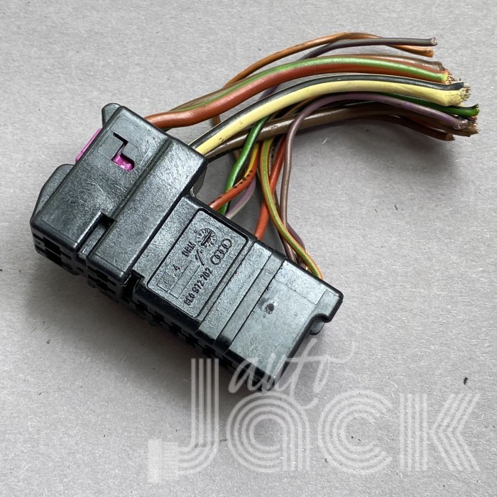 Разъем для Audi oe 8E0972702