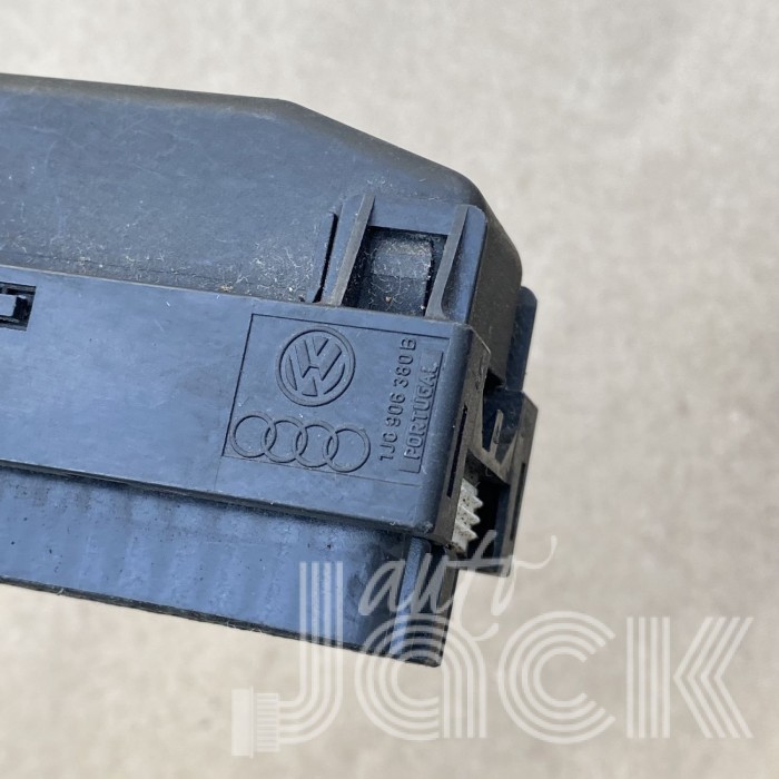 Роз'єм для Audi oe 1J0906380B