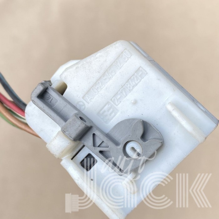 Роз'єм для Mercedes Benz oe A0525451230