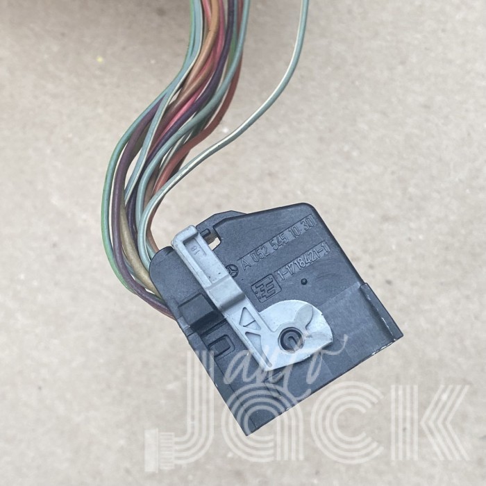 Роз'єм для Mercedes Benz oe A0525451030