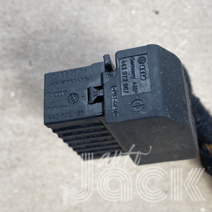 Роз'єм для Audi oe 443972805