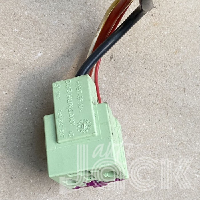Разъем для Audi oe 4B0937527 Разъем для Audi oe 4B0937527