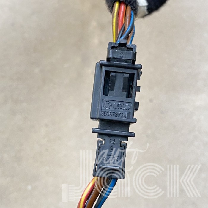Разъем для Audi oe 3B0972734 Разъем для Audi oe 3B0972734