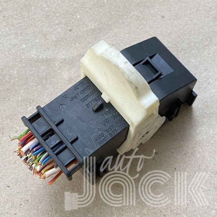 Роз'єм для Audi oe 4M0937700
