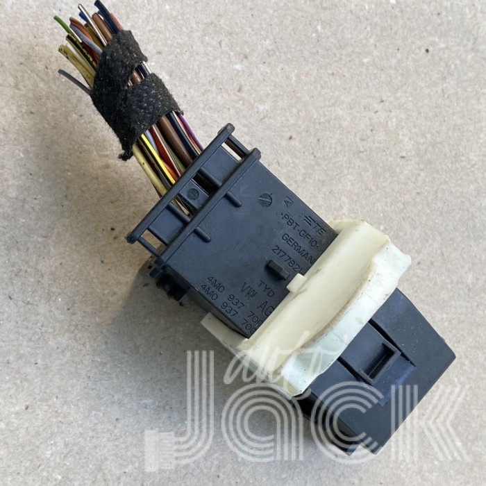 Роз'єм для Audi oe 4M0937700