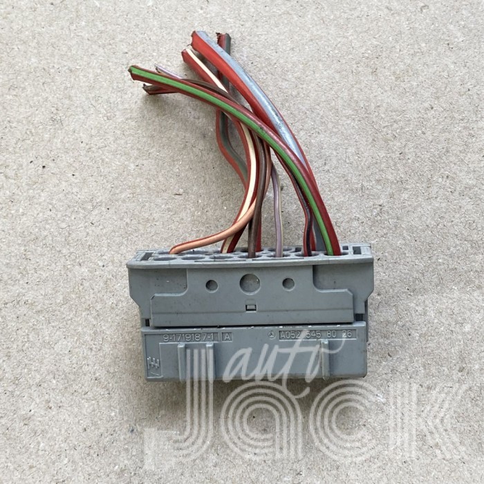 Роз'єм для Mercedes Benz oe A0525458026