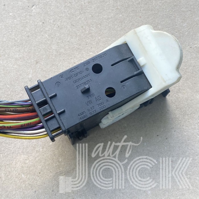 Роз'єм для Audi oe 4M0937700